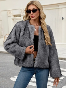 Detailaufnahme der dunkelgrauen Webpelzjacke kombiniert mit lässigen Denim-Jeans