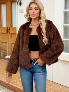 Braune Kunstpelzjacke mit langen Ärmeln und flauschiger Textur kombiniert mit blauer Jeans