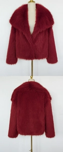Vue détaillée du manteau en fausse fourrure bordeaux avec col large et texture douce