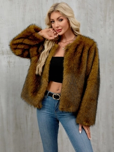 Nahaufnahme der flauschigen Textur und des braunen Kunstfells dieses Winter-Cardigans für Damen