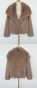 Vue détaillée avant et arrière d'une veste en fausse fourrure beige à col revers