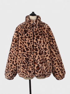 Détail d'une veste en fausse fourrure léopard avec col montant et fermeture éclair en métal