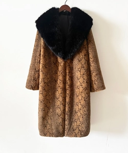 Vue détaillée du manteau en fausse fourrure à motif serpent et grand col en fourrure