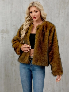Details einer kurzen braunen Kunstpelzjacke mit schwarzen Akzenten und weichem Plüsch