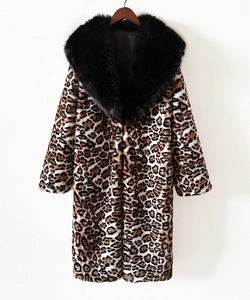 Détail d'un manteau chic en fausse fourrure léopard avec un col en peluche noir