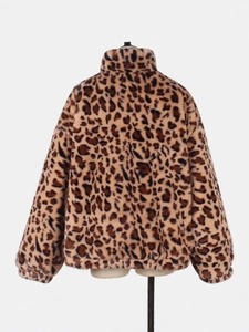 Vue arrière d'un manteau chic en fausse fourrure léopard avec une texture pelucheuse