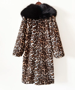 Détail d'un manteau de luxe en fausse fourrure léopard avec grand col noir en peluche
