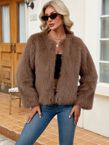 Damen Kurzjacke aus braunem Kunstpelz, weiches Plüschmaterial für den Winter-Look