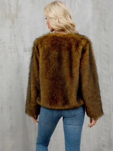 Rückansicht der braunen Kunstpelzjacke mit flauschiger Textur und kurzem Schnitt