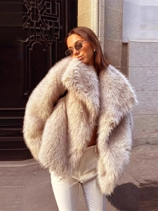 Manteau en fausse fourrure avoine avec revers larges et texture douce pour l'automne-hiver