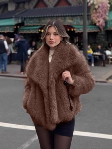 Manteau en fausse fourrure marron pour femme avec revers larges de style urbain d'hiver