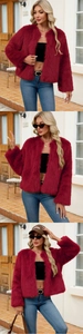 Detailansicht der weinroten Kunstpelzjacke mit langen Ärmeln und kragenlosem Design