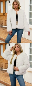 Detailansicht der weichen Textur einer weißen Damen-Kurzjacke aus hochwertigem Kunstpelz