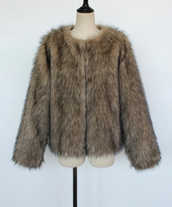 Detailansicht der flauschigen Textur und des Plüsch-Kunstfells dieser braunen Damen-Strickjacke