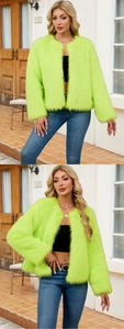 Detail der neongrünen Kunstpelzjacke mit langem Plüsch und glänzender Oberfläche