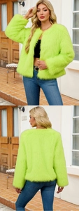 Vorder- und Rückansicht der limettengrünen Kunstpelzjacke in einer europäischen Straße