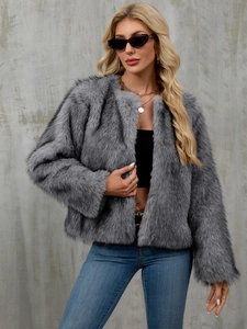 Detailaufnahme der dunkelgrauen Webpelz-Strickjacke mit hochwertiger Plüsch-Textur