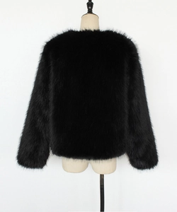 Rückansicht der schwarzen Webpelzjacke mit flauschiger Textur und modischem Kurzstil