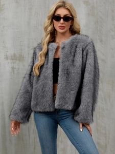 Detailtextur der grauen kurzen Kunstpelzjacke mit flauschigem Plüsch und langen Ärmeln