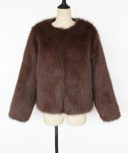 Detailansicht der dunkelbraunen Kunstpelzjacke mit dicker Textur und flauschigem Rundhals