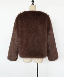 Detailaufnahme der reichen Textur der dunkelbraunen Kunstpelzjacke für Damen im Herbst