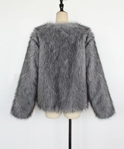 Detailansicht der silbergrauen Kunstpelzjacke mit weicher Textur und geradem Schnitt am Model