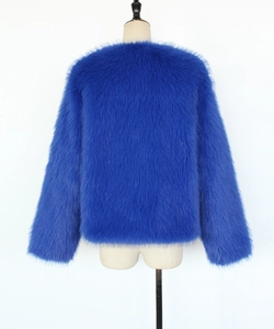 Rückansicht einer kurzen königsblauen Webpelzjacke mit flauschigem Langplüsch-Design