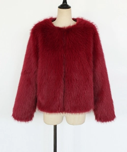Detailansicht der weinroten Kunstpelz-Struktur einer Damen Winterjacke mit Langarm