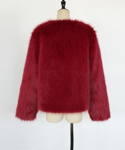 Nahaufnahme der flauschigen Textur dieser weinroten Kunstpelz-Kurzjacke für Damen