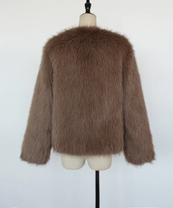 Detailansicht der Rückseite einer dunkelbraunen Webpelzjacke mit dichtem Langflor