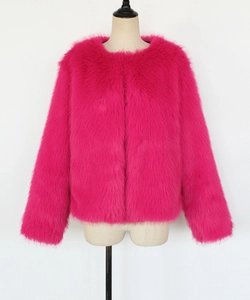 Nahaufnahme der leuchtend fuchsiafarbenen Kunstpelzjacke und des glatten Innenfutters