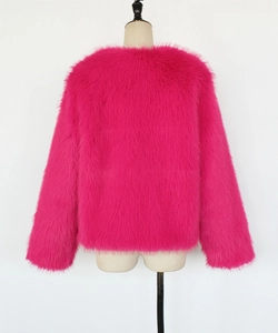 Detailansicht der pinkfarbenen Webpelzjacke mit flauschiger Langflor-Textur von hinten