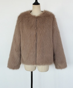 Detailansicht der mokkabraunen Webpelz-Textur einer kragenlosen Plüsch-Winterjacke