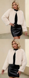 Détail de la veste en fausse fourrure crème douce avec design sans col et texture peluche