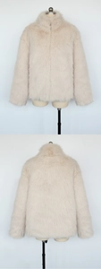 Dettaglio fronte e retro della giacca beige in pelliccia sintetica con collo alto