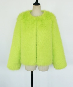 Detailansicht der neongrünen Kunstpelzjacke mit flauschiger Textur und Rundhalsausschnitt