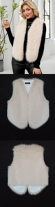 Gros plan sur la texture en fausse fourrure et le col en V du gilet sans manches crème