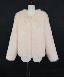 Nahaufnahme der flauschigen rosa Kunstpelz-Textur einer kurzen Winterjacke für Damen