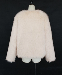 Rückansicht der hellrosa Pelzimitat-Jacke mit weichem Plüsch-Finish auf einer Schaufensterpuppe