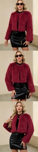 Vue en trois panneaux d'un manteau court en fausse fourrure bordeaux pour femmes