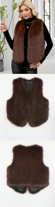Vue détaillée du gilet en fausse fourrure de renard marron foncé avec doublure noire lisse