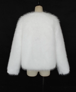 Detaillierte Textur einer weißen Kunstpelzjacke mit flauschigen langen Fasern und Weichheit