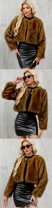 Gros plan sur la veste courte en fausse fourrure marron montrant sa texture moelleuse