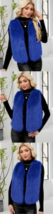 Détails de la texture d'un gilet en fausse fourrure bleu roi avec col en V ouvert