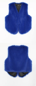 Détails d'un gilet en fausse fourrure bleue avec col en V et doublure en soie noire