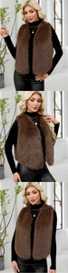 Détail du gilet en fausse fourrure marron foncé avec texture douce et brillante