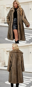 Vues avant et arrière d'un long manteau en fausse fourrure brun foncé et noir