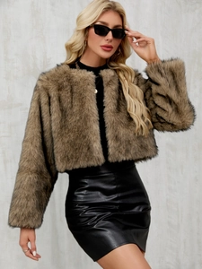 Détail d'une veste courte en fausse fourrure marron foncé montrant la texture douce