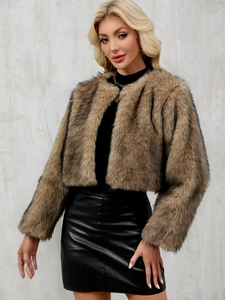 Détail de la texture en fausse fourrure marron et col rond sur veste courte