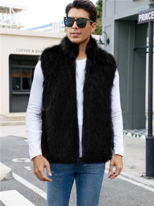 Vue détaillée du gilet en fausse fourrure noire pour homme avec texture longue et moelleuse